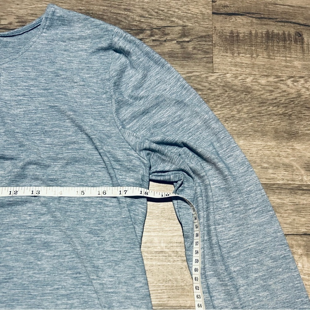 Size Small Women’s Under Armour Long Sleeve - Picture 3 of 4